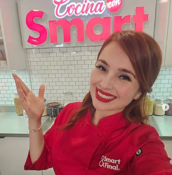 Alejandra en el set de Cocina con Smart con filipina roja de Smart & Final