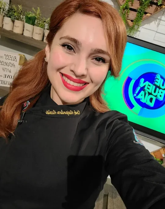 Alejandra con filipina negra en un set de televisión
